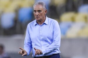 Tite apontando com os dedos indicadores das mãos (foto: Marcelo Cortes /CRF)