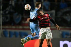 Lance de Bolívar x Flamengo (foto: Aizar Raldes/AFP via Getty Images)