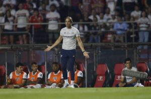 Zubeldía abre os braços e olha para o campo durante jogo (foto: Rubens Chiri e Paulo Pinto/Saopaulofc.net)