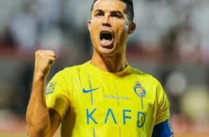 Cristiano Ronaldo vibra com o punho cerrado (foto: Divulgação/Al-Nassr)