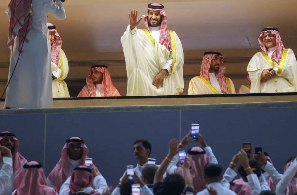 Principe saudita acena (foto: AFP )