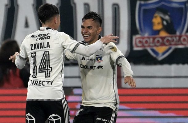 Jogadores do Colo-Colo comemorando (foto: Rodrigo Arangua/AFP via Getty Images)