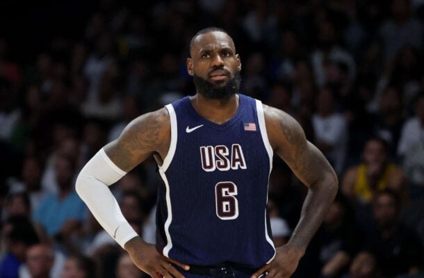 LeBron James com as mãos na cintura (foto: AFP)