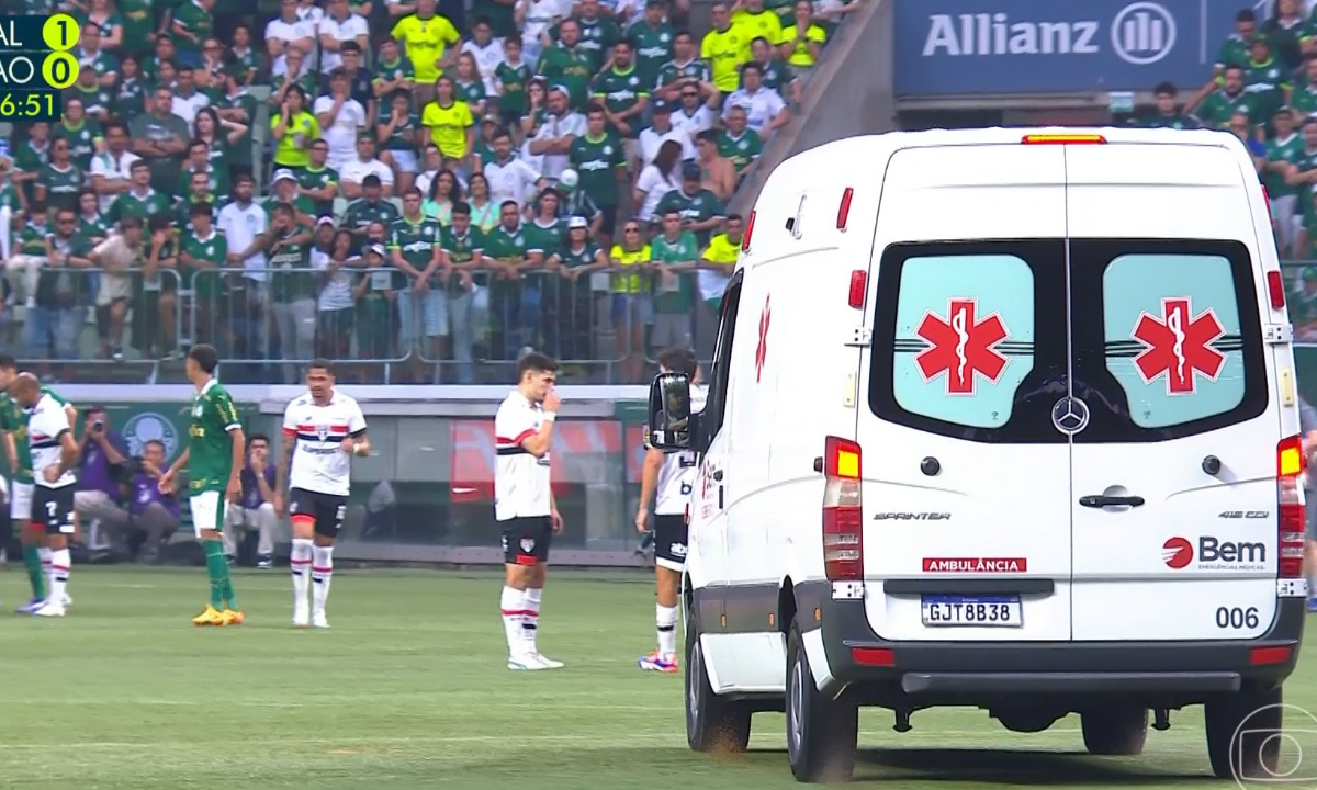 Jogador do São Paulo cai desacordado e deixa campo em ambulância no Allianz