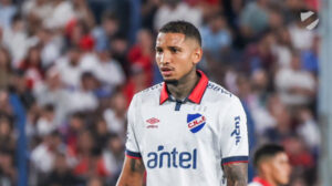 Jogador em campo (foto: Divulgação / Nacional-URU)