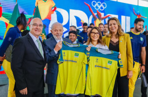 Lula e Janja recebem camisa da Seleção Brasileira de Vôlei (foto: Ricardo Stuckert/PR)