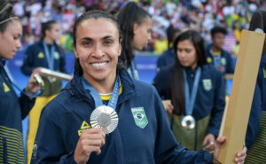 Marta diz que não jogará Copa de 2027 no Brasil: ‘Vou aplaudir as meninas’