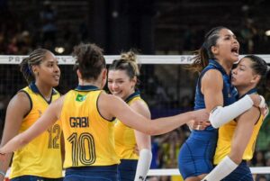 Na ‘raiva’, Brasil atropela Japão e se classifica no vôlei feminino em Paris 2024