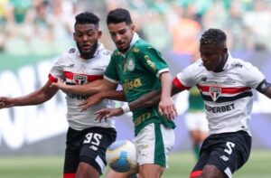 Palmeiras vence o São Paulo, e clássico termina em briga generalizada