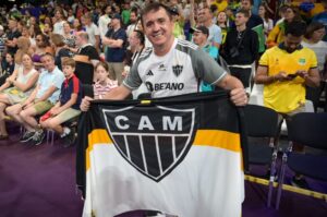 Paris 2024: narrador reage ao ver camisa do Atlético em jogo de vôlei do Brasil