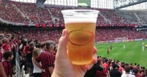 Pesquisa mostra preço da cerveja nos estádios da Série A; veja posições de Atlético e Cruzeiro