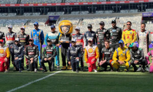 Pilotos da Stock Car imitam comemoração de futebol e arrancam tufo do gramado do Mineirão