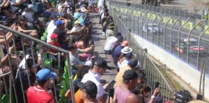 Público reage à corrida da Stock Car no entorno do Mineirão, em BH