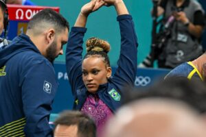 Rebeca Andrade e Simone Biles ficam sem medalha em final da ginástica em Paris 2024