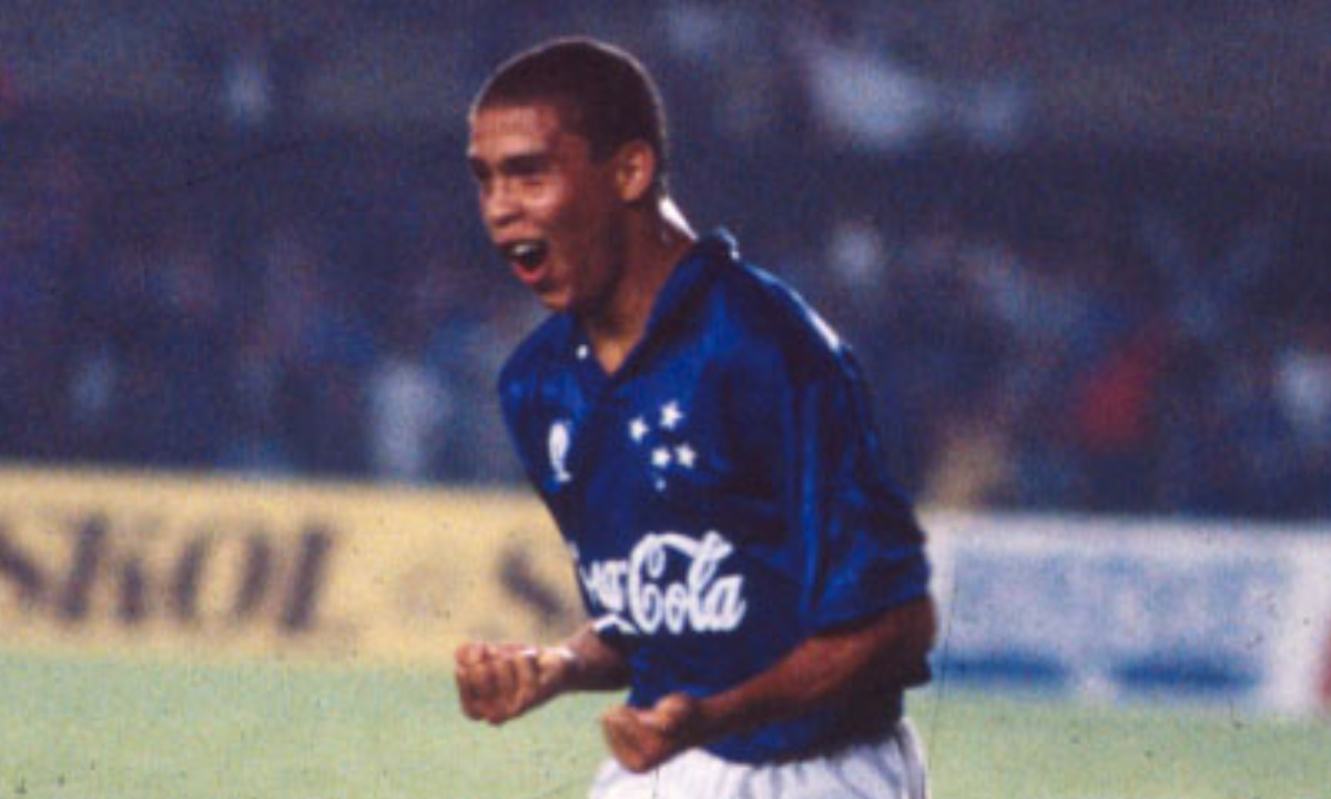 Ronaldo comemora gol marcado no Mineirão em 1994 (foto: Estado de Minas)