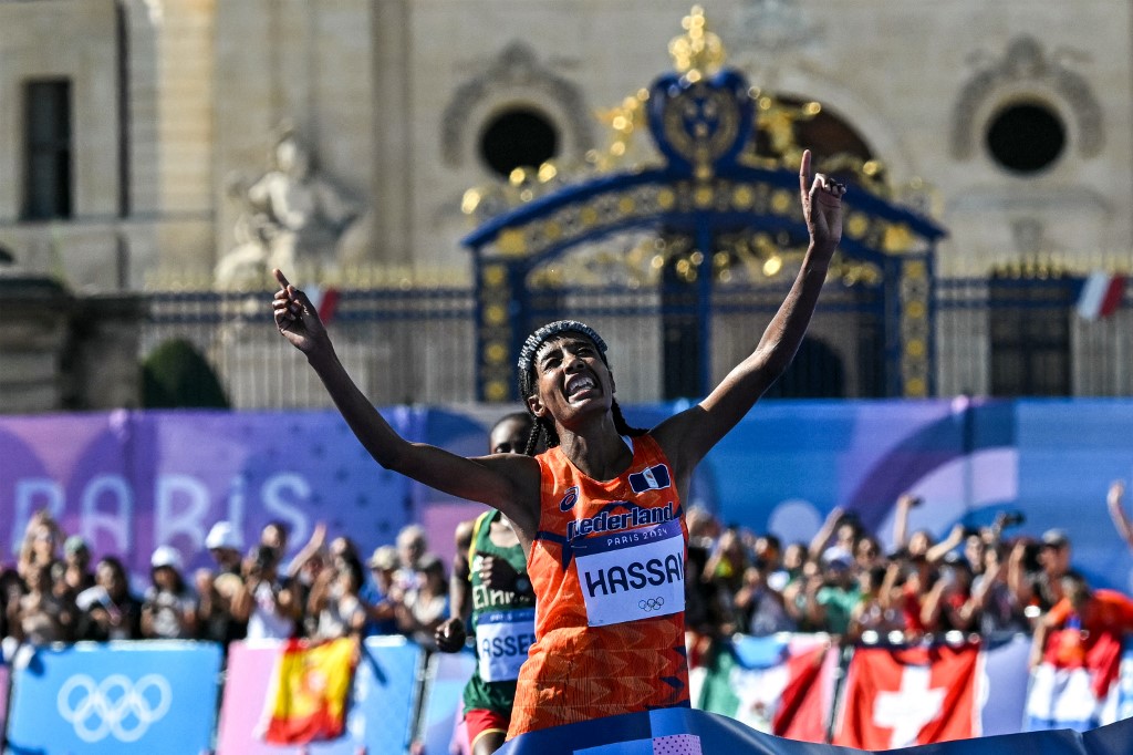 Sifan Hassan venceu a maratona nos Jogos Olímpicos de Paris (foto: Andrej ISAKOVIC/AFP)