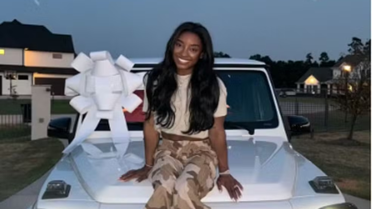 Simone Biles ‘tira onda’ com novo carro de luxo; saiba valor