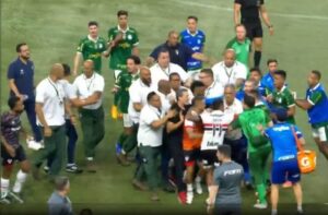 Súmula de Palmeiras x São Paulo tem expulsos, tênis atirado no campo e bronca de dirigente