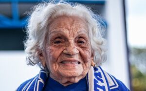 Torcedora símbolo do Cruzeiro, Vó Miracy celebra 105 anos e recebe homenagem