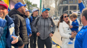 Torcedores do Cruzeiro lotam bares na Argentina antes de jogo com Boca