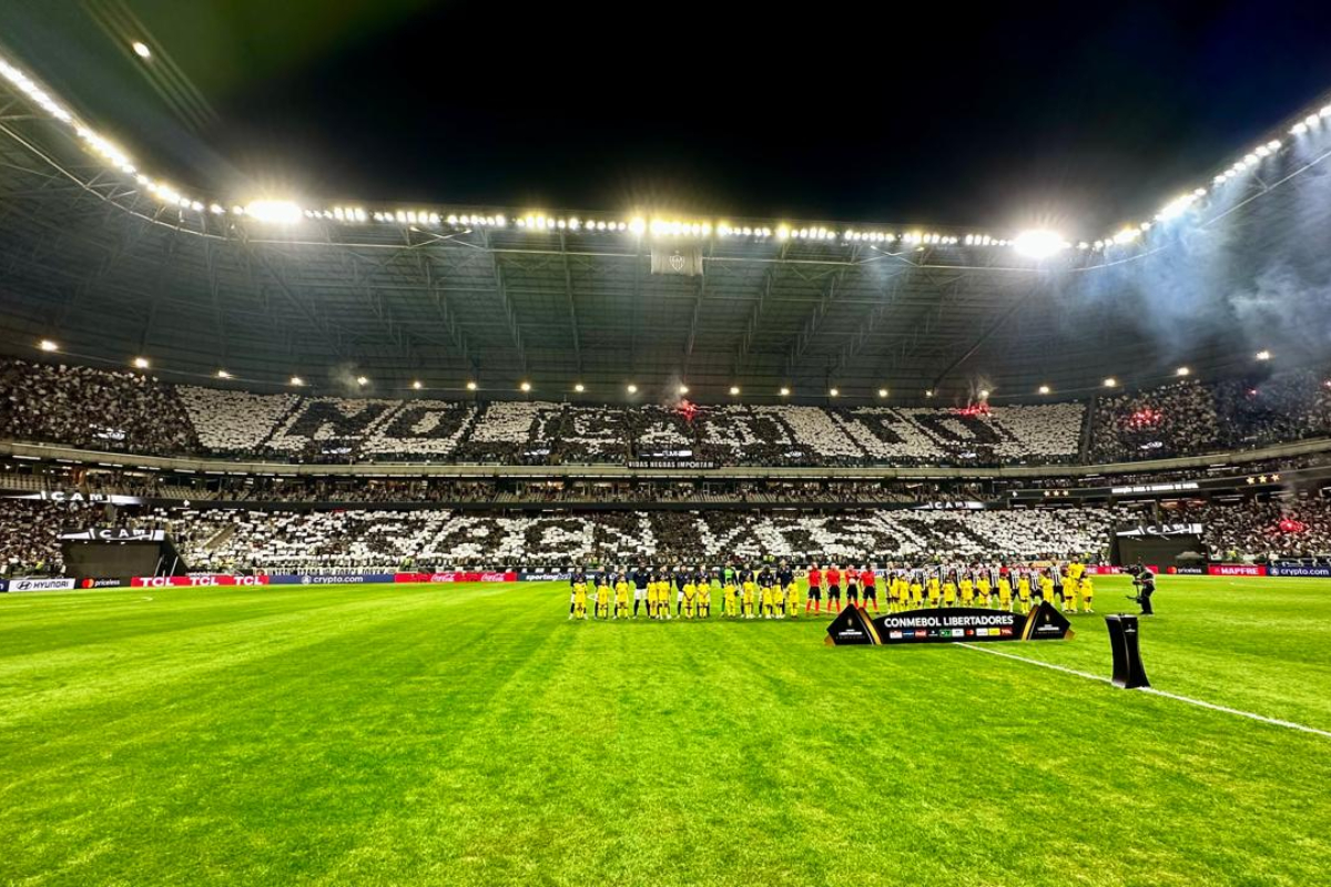 Torcida do Atlético faz mosaico antirracista antes de jogo contra San Lorenzo