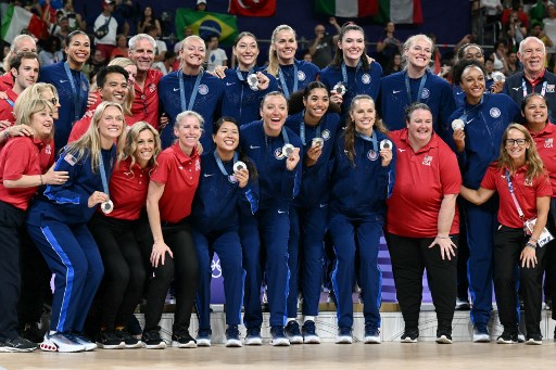 Vôlei: campeã olímpica sofre grave acidente em Paris e posta foto de rosto machucado