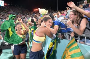 Mineira de Espinosa, Ana Patrícia festeja ida à final do vôlei de praia ao lado de Duda (foto: Leandro Couri/EM D.A Press)