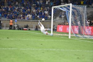 Cássio, do Cruzeiro, em disputa de pênaltis contra o Boca (foto: Ramon Lisboa/EM D.A Press)