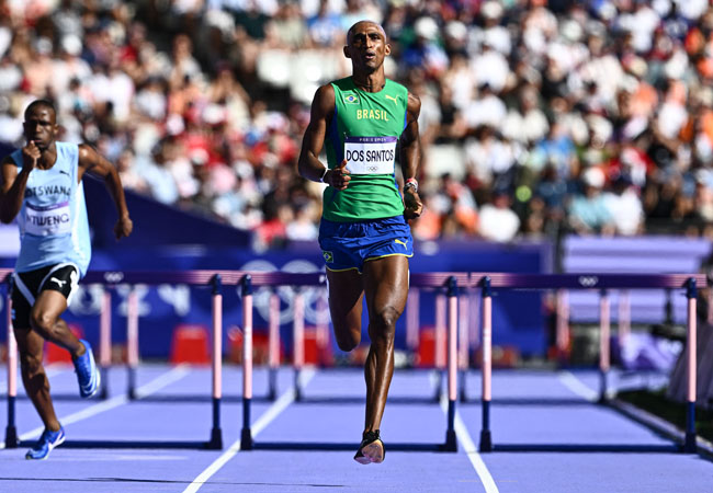 Em Paris 2024, Alison dos Santos busca a segunda medalha olímpica nos 400m com barreiras (foto: JEWEL SAMAD/AFP)