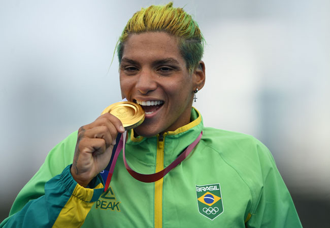 Ana Marcela Cunha conquistou a medalha de ouro na maratona aquática na Olimpíada de Tóquio, em 2021 (foto: OLI SCARFF/AFP)