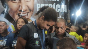 Ana Patrícia durante recepção em Espinosa, cidade natal (foto: Jô Cavalcanti/Divulgação)