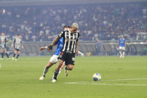 Arana em ação pelo Atlético durante clássico contra o Cruzeiro (foto: Edésio Ferreira/EM/D.A Press)