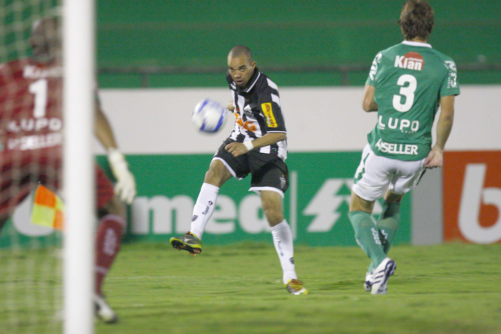 Diego Tardelli em ação pelo Atlético no Brinco de Ouro, diante do Guarani, em 2010 (foto: Gustavo Tilio/Lancepress)