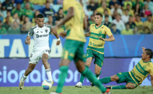 Alisson durante lance individual contra o Cuiabá, na Arena Pantanal, pelo primeiro turno do Campeonato Brasileiro (foto: Pedro Souza/Atlético)