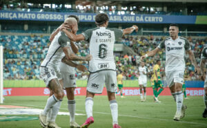 Jogadores do Atlético comemoram gol diante do Cuiabá na Arena Pantanal (foto: Pedro Souza/Atlético)