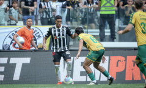 Palacios (à esquerda) foi o grande nome do Atlético no primeiro tempo (foto: Pedro Souza/Atlético)