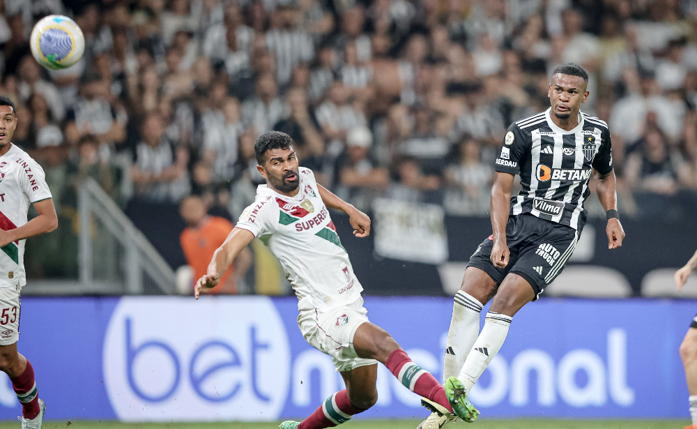 Finalização de Alisson, do Atlético, em duelo contra o Fluminense (foto: Pedro Souza/Atlético)