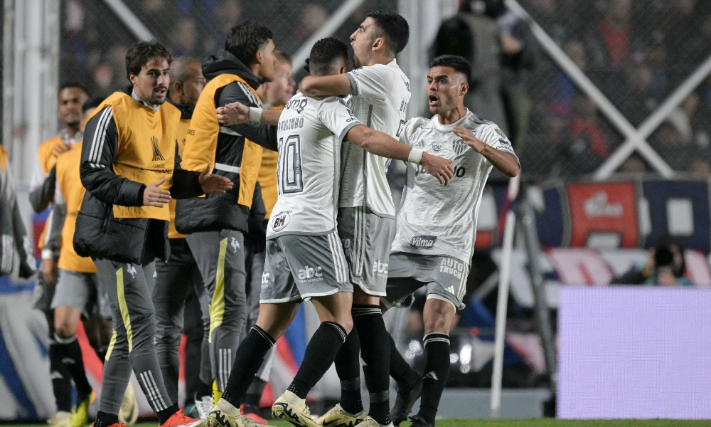 Jogadores do Atlético comemoram 200º gol do clube na Libertadores (foto: JUAN MABROMATA / AFP)