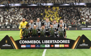 Jogadores do Atlético perfilados antes de embate contra o San Lorenzo pela Libertadores (foto: Ramon Lisboa/EM/D.A Press)