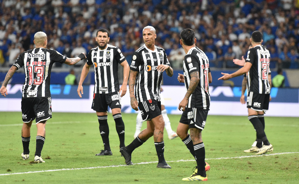 Jogadores do Atlético durante clássico contra o Cruzeiro no Mineirão, pelo Campeonato Brasileiro (foto: Ramon Lisboa/EM/D.A Press)