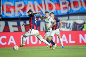 Paulinho em ação durante duelo entre San Lorenzo e Atlético pela Libertadores (foto: Pedro Souza/Atlético)