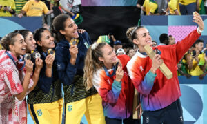 Pódio olímpico no vôlei de praia feminino em Paris (foto: Leandro Couri/EM D.A Press)