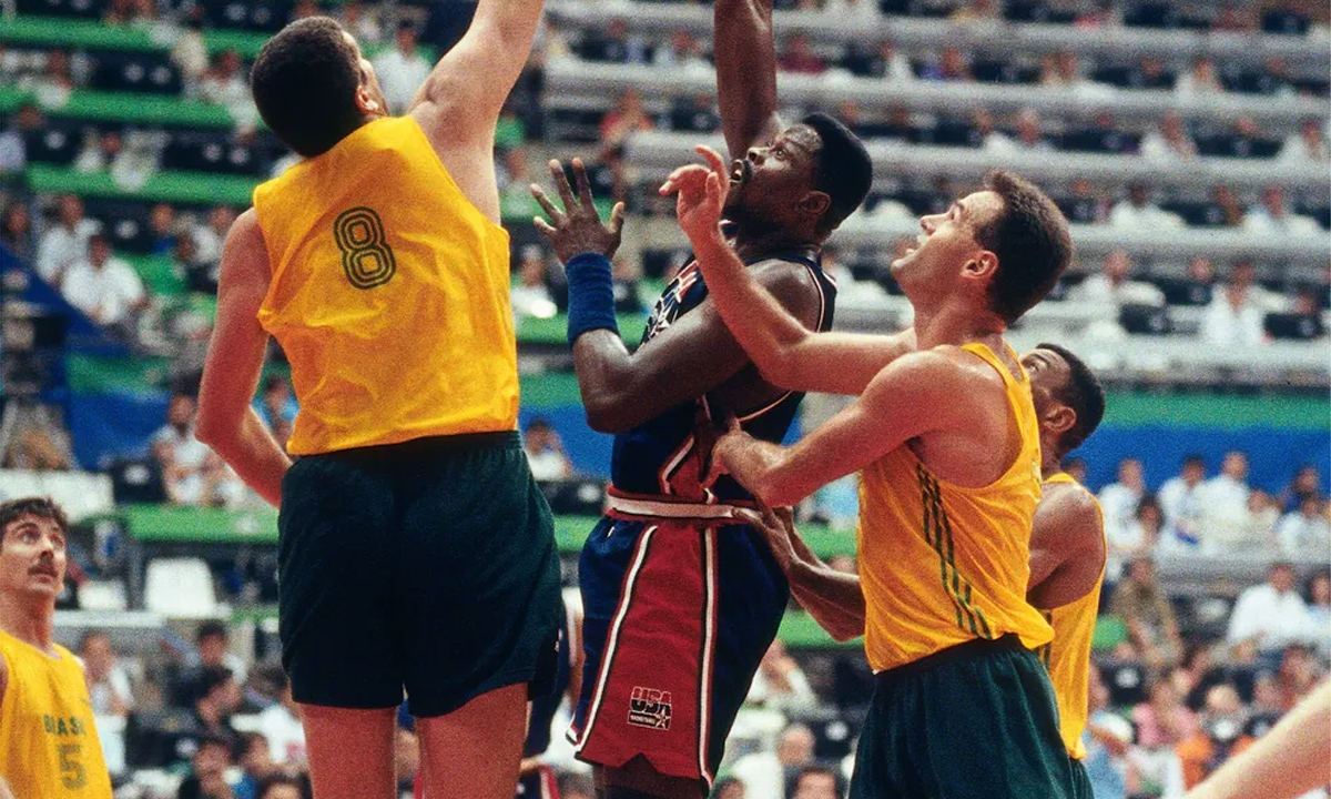 Brasil x Estados Unidos nos Jogos Olímpicos de 1992 (foto: Andrew D. Bernstein/NBAE via Getty Images)