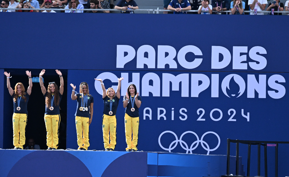 Equipe de ginástica artística feminina do Brasil no desfile de medalhistas em Paris (foto: Leandro Couri/EM/D.A Press)