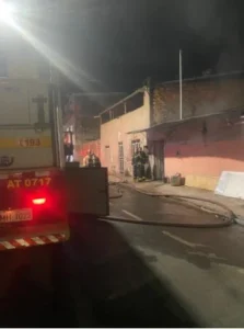 Casa pega fogo em Ipatinga e mobiliza Bombeiros » Portal MaisVip