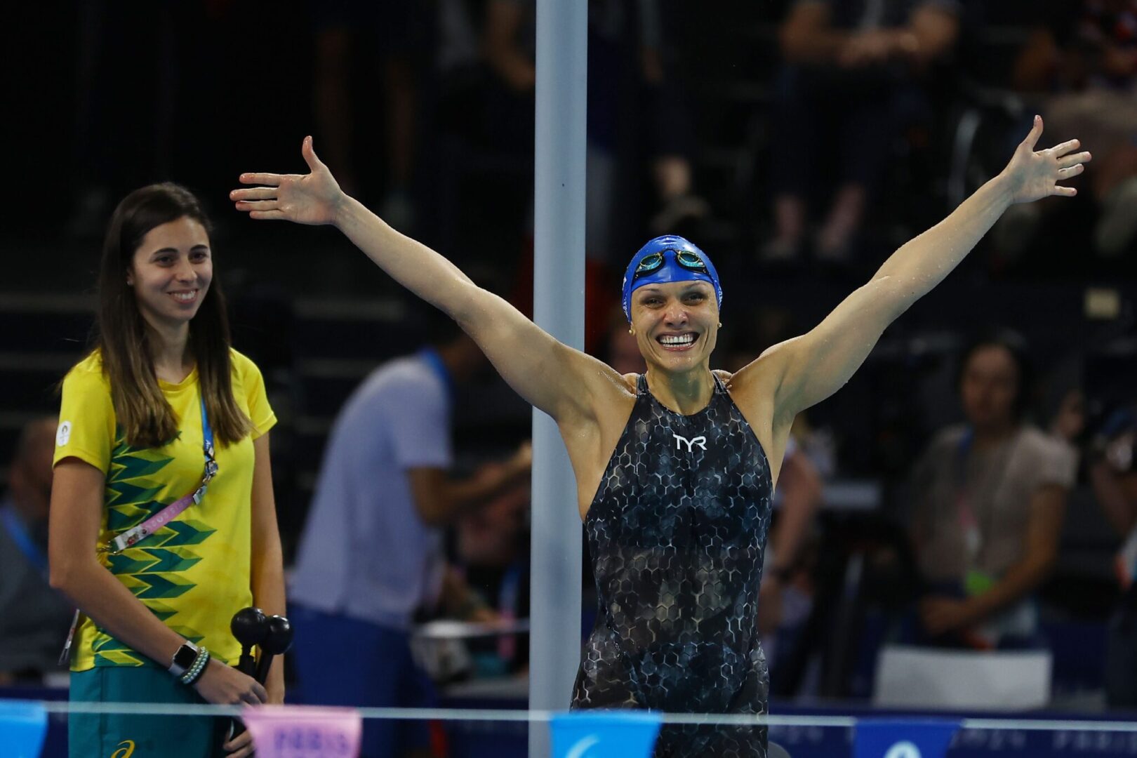 Carol Santiago comemora medalha de ouro (foto: Silvio Avila/CPB)