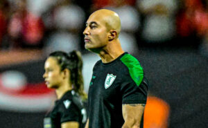 Cauan de Almeida, técnico do América, em ação diante do Vila Nova (foto: Mourão Panda/América)