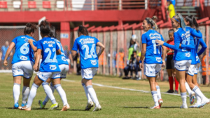 Jogadoras do Cruzeiro comemorando gol contra o Corinthians (foto: Dan Costa/BHFOTO)