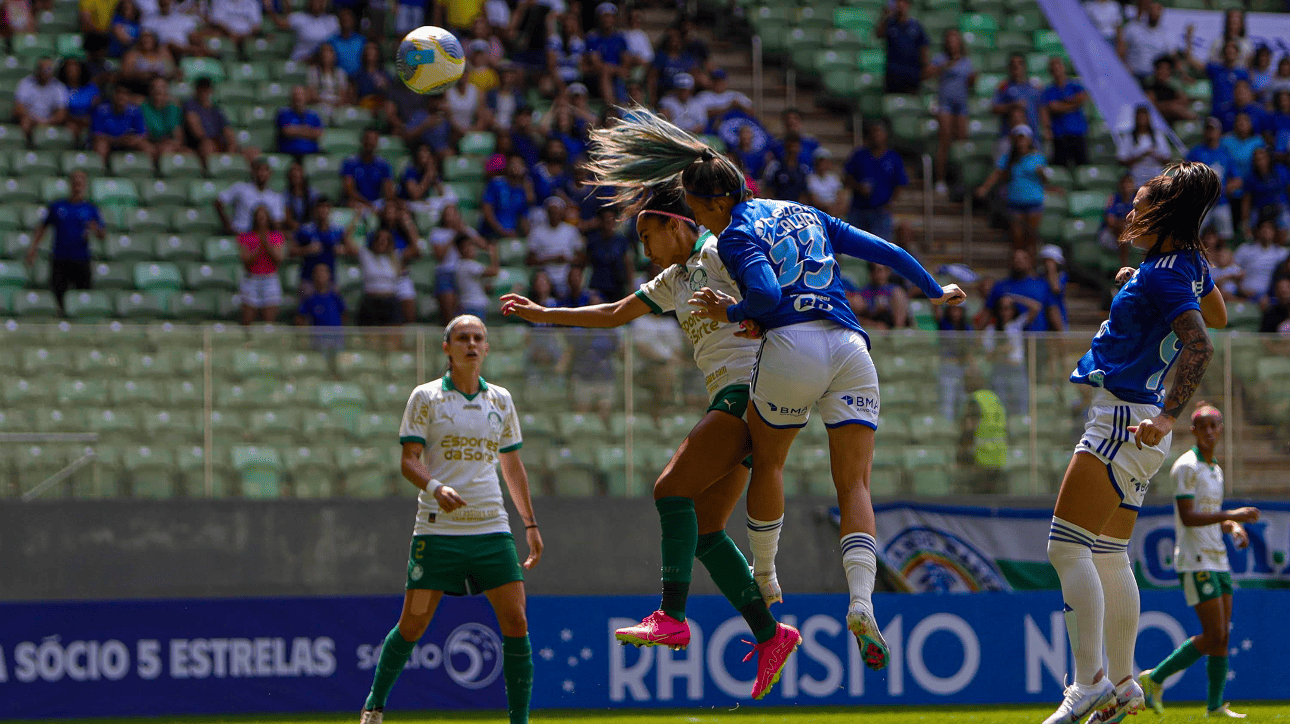 Jogadoras de Cruzeiro e Palmeiras, pelas quartas de final do Brasileiro Feminino (foto: Daniel de Oliveira Costa/BH Foto

)