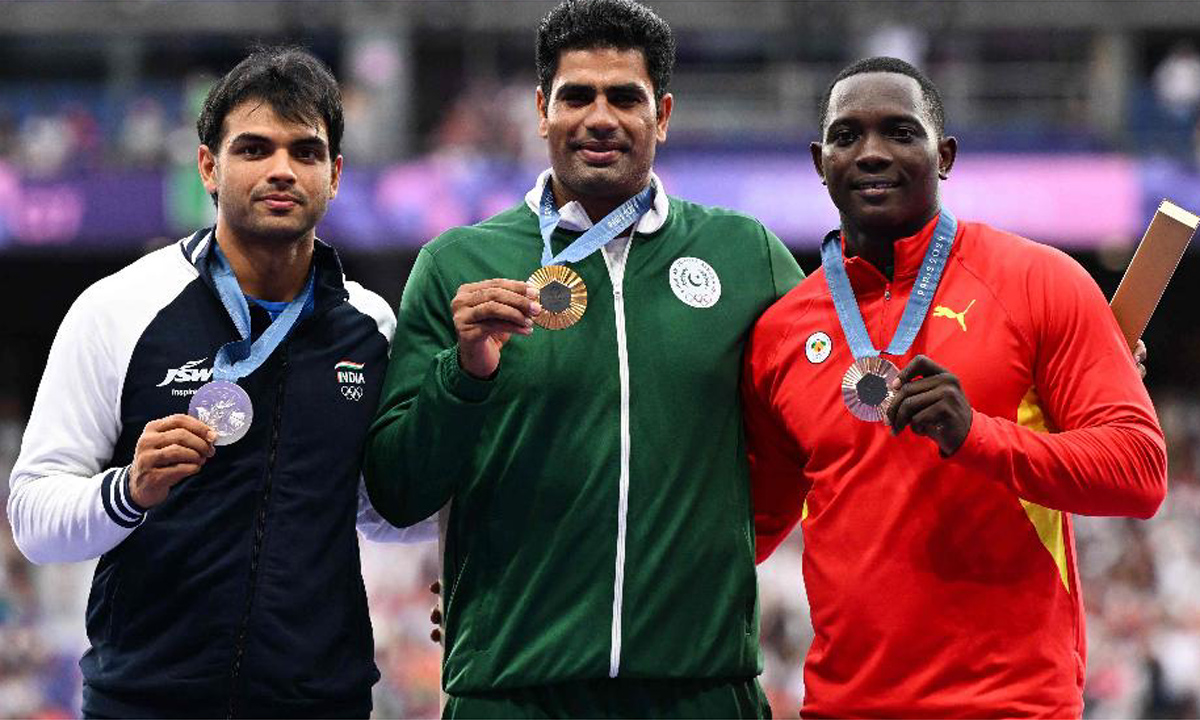 Neeraj Chopra (à esquerda) ficou com a prata no lançamento de dardo (foto: Kirill KUDRYAVTSEV / AFP)